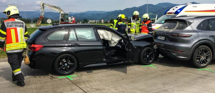 Verkehrsunfall mit vermutlich eingeklemmter Person