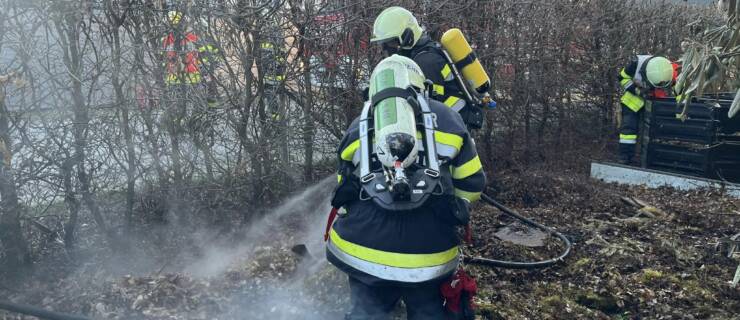 Brand eines Laubhaufens