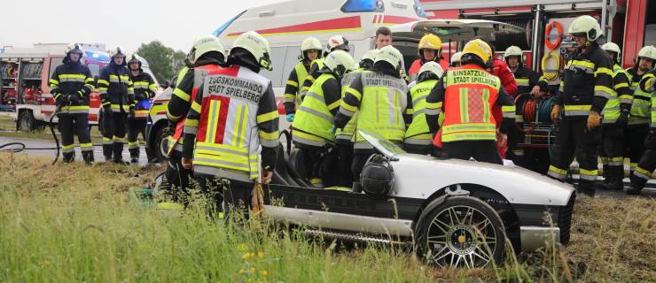 Verkehrsunfall mit eingeklemmter Person