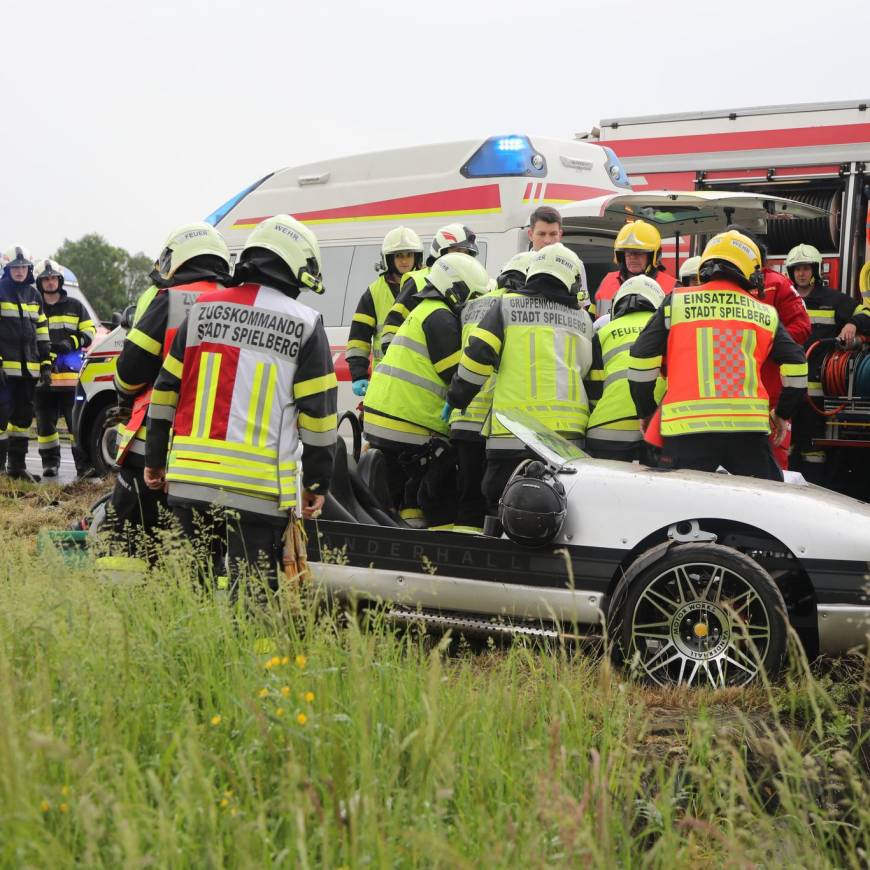 Verkehrsunfall mit eingeklemmter Person