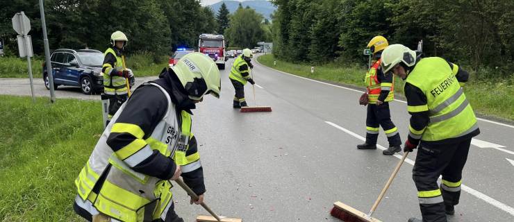 Aufräumarbeiten nach Verkehrsunfall