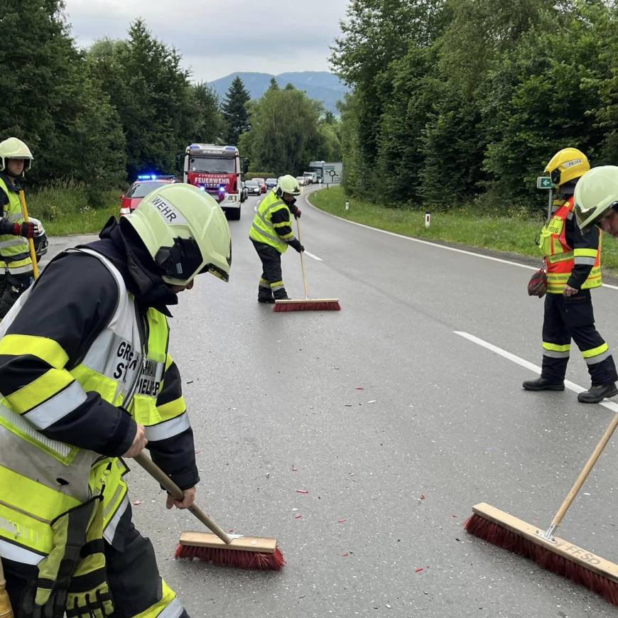 Aufräumarbeiten nach Verkehrsunfall